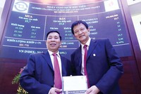 Chủ tịch HĐQT Lê Tự Hiểu và TGĐ Hoàng Xuân Quốc nhận bảng lưu niệm ngày khớp lệnh đầu tiên của HOSE