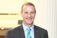 Ông Dominic Scriven