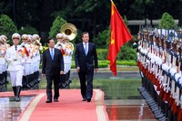 Thủ tướng Nguyễn Tấn Dũng và Thủ tướng Vương quốc Anh David Cameron duyệt Đội Danh dự. Ảnh: VGP