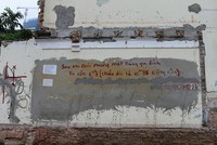 Bức tường của một hộ gia đình ở tổ 29, phường Quan Hoa, quận Cầu Giấy có bức tường rộng 1,7 m2 (dài 1 m, rộng 14 cm) còn sót lại sau khi mở đường Nguyễn Văn Huyên kéo dài
