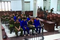 Các bị cáo được áp giải tới vành móng ngựa