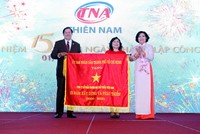 Bà Nguyễn Thị Hồng, Phó chủ tịch UBND TP. HCM trao cờ truyền thống cho TNA