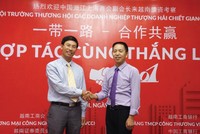 Ông Đoàn Ngọc Hoàn (bên trái), Tổng giám đốc IVS bắt tay ông Hạng Thanh Tùng, đại diện cổ đông Trung Quốc