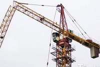 Chiếc cần cẩu cao hàng chục mét bất ngờ gãy gập, khiến nhiều người dân tại khu vực đường Tân Mai và Trương Định hoảng hồn.