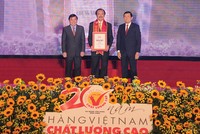 Ông Võ Quốc Thắng (giữa) đón nhận danh hiệu Hàng Việt Nam chất lượng cao lần thứ 20, năm 2016