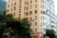 Việc bị lấn chiếm hết không gian và tiện ích khiến khu nhà tái định cư Trung Hòa - Nhân Chính nhếch nhác. Ảnh: Phương Anh