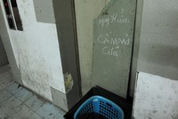 Cầu thang cảm giác mạnh tại Khu nhà tái định cư Đền Lừ. Ảnh: Dũng Minh