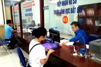 Văn phòng đăng ký đất đai Hà Nội đã xây dựng một biểu mẫu mới tích hợp 4 nội dung mà người dân có thể tải được trên mạng. Ngoài biểu mẫu còn có hướng dẫn để người dân có thể điền những nội dung trong biểu mẫu, trên website http://tnmtnd.hanoi.gov.vn