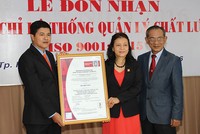 Bà Trương Đức Hạnh, Chủ tịch HĐQT Comeco 
và ông Lê Tấn Thương, Tổng giám đốc Công ty (bên trái) nhận Chứng chỉ ISO 9001:2015
từ đại diện BVC.