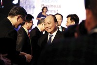 Thủ tướng Nguyễn Xuân Phúc trò chuyện với các đại biểu bên hành lang Hội nghị thượng đỉnh kinh doanh ASEAN 2016