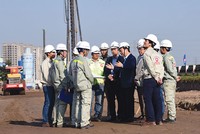 Ông Phạm Văn Khôi (người giơ hai tay) chỉ đạo thi công Dự án BOT nâng cấp, mở rộng đường cao tốc Pháp Vân - Cầu Giẽ do Phương Thành Trancosin tham gia đầu tư