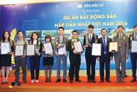Ông Trần Ngọc Quang và lãnh đạo Báo Đầu tư trao giải thưởng cho các chủ đầu tư tại Lễ vinh danh