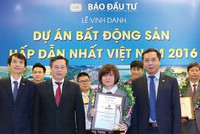 Đại diện HD Mon Holdings nhận Cup và bằng chứng nhận “Dự án bất động sản hấp dẫn nhất năm 2016” với Mon City Mỹ Đình
