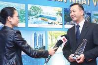 Ông Chow Chee Fan trao đổi với báo chí bên lề Lễ vinh danh