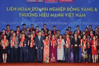 Bà Bùi Như Ý, Phó tổng giám đốc VietinBank nhận chứng nhận Thương hiệu mạnh và cúp của Ban Tổ chức