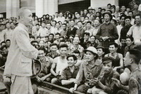 Bác Hồ thăm Nhà máy Xe lửa Gia Lâm ngày 19-5-1955. Tại đây, Người nhắc nhở cán bộ, công nhân phát huy truyền thống cách mạng của nhà máy, ra sức thi đua xây dựng miền Bắc, ủng hộ cuộc đấu tranh của đồng bào miền Nam. Ảnh tư liệu Ban Quản lý Lăng Chủ tịch Hồ Chí Minh
