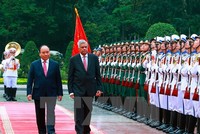Thủ tướng Nguyễn Xuân Phúc và Thủ tướng Sri Lanka Ranil Wickremesinghe duyệt đội danh dự Quân đội nhân dân Việt Nam. (Ảnh: Thống Nhất/TTXVN)