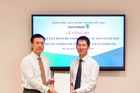 Ông Phạm Quang Dũng - Ủy viên HĐQT, Tổng giám đốc Vietcombank (ảnh trái) trao quyết định bổ nhiệm ông Lê Mạnh Hùng (ảnh phải) giữ chức vụ Giám đốc VCBS.