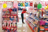 Việc tăng thuế suất thuế giá trị gia tăng sẽ tác động đến tất cả người dân. Trong ảnh: Cửa hàng đồ trẻ em Bibo Mart tại phố Trung Kính (Hà Nội). Ảnh: Đ.T