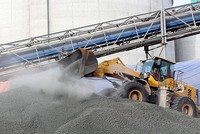 Bộ Xây dựng đề nghị UBND tỉnh Hòa Bình rà soát, đánh giá diện tích mỏ đất sét tại xã Đồng Tâm, huyện Lạc Thủy đề nghị bổ sung vào Quy hoạch thăm dò, khai thác và sử dụng khoáng sản làm xi măng ở Việt Nam cho nhà máy Xi măng Vissai Hà Nam