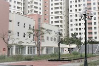 Những tòa nhà tái định cư tại quận 2 đang trong cảnh hoang tàn và xuống cấp nghiêm trọng vì không có người ở. Ảnh: Gia Huy 