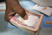 Hạn chế tiền mặt, Ấn Độ đang lãng phí thời gian