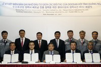 Ông Nguyễn Minh Tài (, hàng ngồi, giữa) Trưởng BQL KKT Dụng Quất và các KCN Quảng Ngãi cùng 6 nhà đầu tư được cấp giấy phép đầu tư vào KKT Dung Quất (Quảng Ngãi).