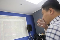 Sau giai đoạn kéo cổ phiếu trụ, dòng tiền cuối tháng 11 đã có xu hướng lan ra một số nhóm cổ phiếu vừa và nhỏ, cải thiện độ rộng thị trường