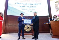 Ông Nguyễn Ngọc Thủy, Chủ tịch IBC (bên trái) nhận Quyết định niêm yết của DN từ ông Nguyễn Vũ Quang Trung, Phó tổng giám đốc phụ trách Ban điều hành Sở GDCK TP. HCM 