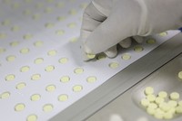 Việc đấu thầu tập trung tạo điều kiện giảm giá thuốc, do nhà thầu tiết kiệm được nhiều chi phí khi không phải tham gia nhiều gói thầu đơn lẻ ở các địa phương