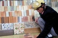 Nhiều người dân đang tìm mua gạch ốp để hoàn thiện nhà đón Tết