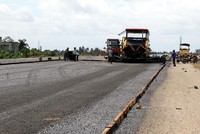 Dự án hạ tầng giao thông được xem là thị trường lớn tiêu thụ sản phẩm kết dính bitum khi nhà máy của Công ty TNHH Dầu khí Vũng Rô đi vào vận hành. Ảnh: Đức Thanh