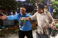 Nhiều người năn nỉ xin bông khi đường hoa Nguyễn Huệ bế mạc