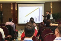 Đại diện một doanh nghiệp đang chia sẻ thông tin và giải đáp các câu hỏi của nhà đầu tư