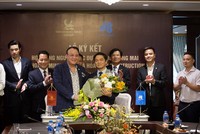 ​Ông Đỗ Anh Dũng – CT HĐQT Tập đoàn Tân Hoàng Minh và ông Lê Viết Hải – CT HĐQT Tập đoàn Hòa Bình tại buổi lễ ký kết