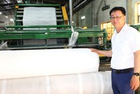 Hoạt động chính của Mirae là sản xuất bông tấm. Trong ảnh: Ông Chris Kim, Phó tổng giám đốc Mirae đang kiểm tra sản phẩm