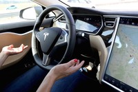Autopilot trên xe Tesla là chế độ tiên tiến nhưng chưa thể thay thế người lái trong nhiều điều kiện cần kíp.