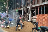 Đang vào cao điểm mùa xây dựng nên việc thi công tại công trình khá nhộn nhịp