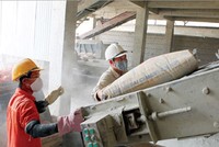 DTI quyết định áp dụng biện pháp tự vệ tạm thời 8,40Php/túi40kg, tương đương 210 pê sô/tấn, quy đổi ra khoảng 4 USD/tấn. Biện pháp tự vệ tạm thời này có hiệu lực trong 200 ngày dưới hình thức tiền ký quỹ đối với xi măng nhập khẩu.