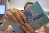 Thoát bẫy thao túng tiền tệ