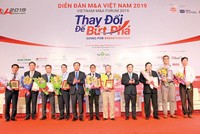 Ban Tổ chức Diễn đàn trao giải cho các thương vụ M&A tiêu biểu. Ảnh: Lê Toàn