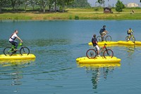 Với bộ thiết bị này, bạn có thể đi xe đạp trong thành phố nếu bị ngập lụt