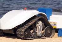 Cỗ máy dọn rác bãi biển điều khiển từ xa sử dụng năng lượng mặt trời