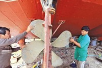 Xưởng sửa chữa tàu đánh bắt cá xa bờ tại Quảng Ngãi. Ảnh: H.M