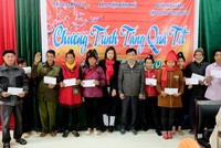 Bà Vũ Lan Nhung (giữa), Chánh Văn phòng Báo Đầu tư trao quà Tết cho đồng bào nghèo huyện Điện Biên Đông. Ảnh: Lê Quân