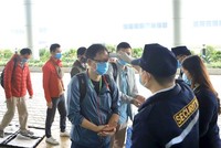 Tất cả công nhân, cán bộ, khách hàng đến làm việc tại Công ty TNHH Compal Việt Nam trong khu công nghiệp Bá Thiện 1, huyện Bình Xuyên (Vinh Phúc) đều được đo nhiệt độ để phòng chống COVID-19. Ảnh: Hoàng Hùng/TTXVN.