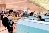 Công an cửa khẩu Tân Sơn Nhất. (Ảnh: Thành Chung/TTXVN)