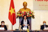 Ủy ban Thường vụ Quốc hội rất hiếm khi tổ chức phiên họp bất thường, nhưng mới đây, sáng 8/4, phiên họp bất thường của Ủy ban Thường vụ Quốc hội đã diễn ra, để xem xét đề xuất của Chính phủ về gói hỗ trợ gần 62.000 tỷ đồng cho khoảng 20 triệu người gặp khó khăn do dịch Covid -19. Trong ảnh: Chủ tịch Quốc hội Nguyễn Thị Kim Ngân chủ trì phiên họp (Ảnh: TTXVN)