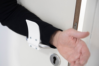 Dụng cụ giúp mở cửa mà không cần động đến bàn tay