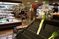 Người dân mua hàng trong siêu thị ở Tokyo, Nhật Bản ngày 6/4/2020. (Ảnh: AFP/TTXVN)